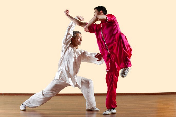 Dois homens praticando changquan_estilo de taolu esportivo_kung fu