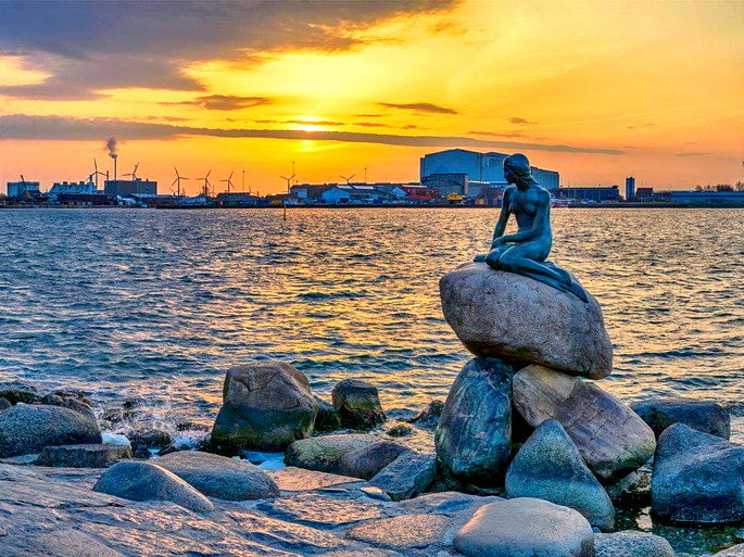 Estátua em referência à Pequena Sereia